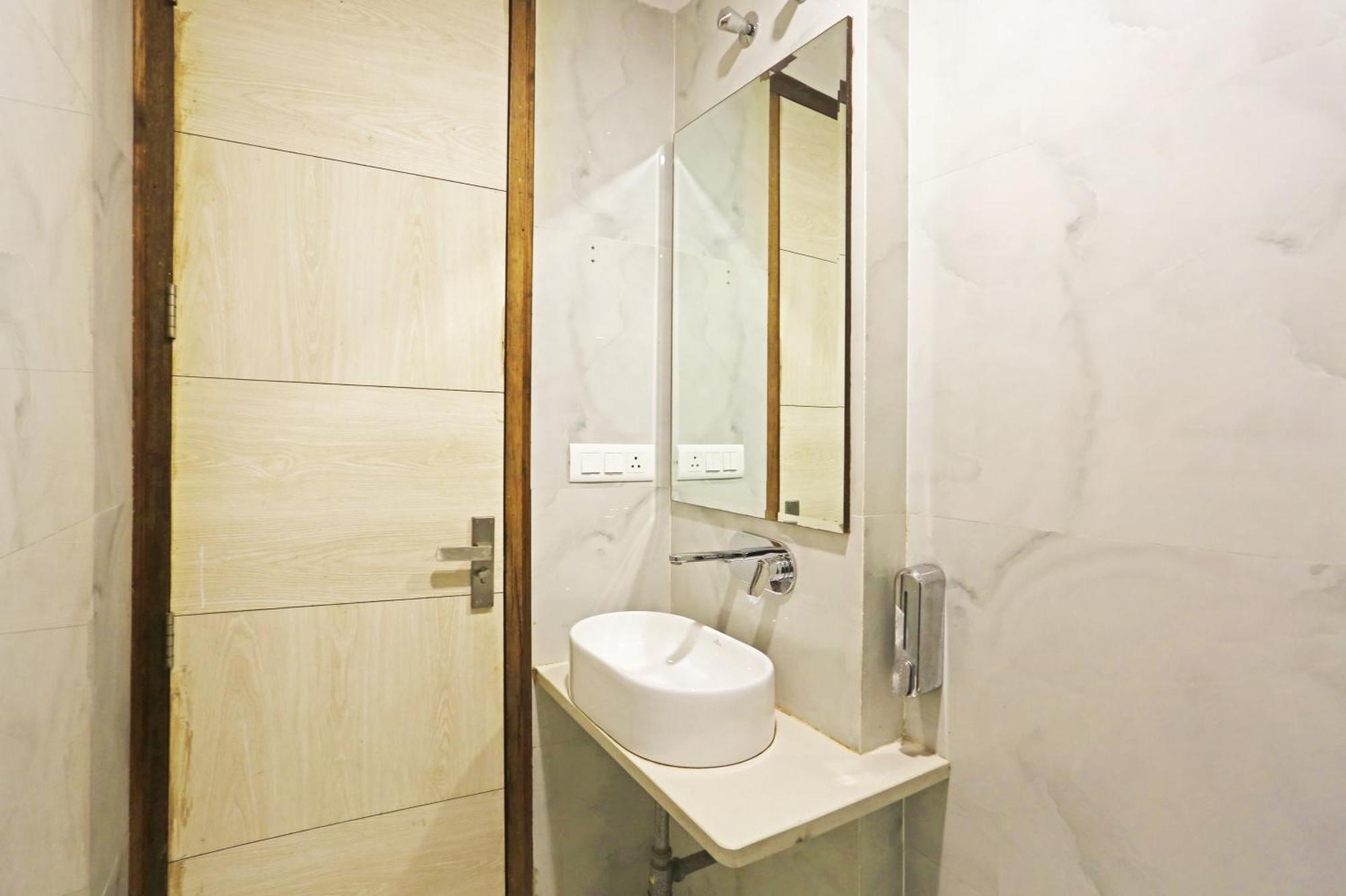 Aman Imperial Just A Minute Away From Railway Station And Connaught Place