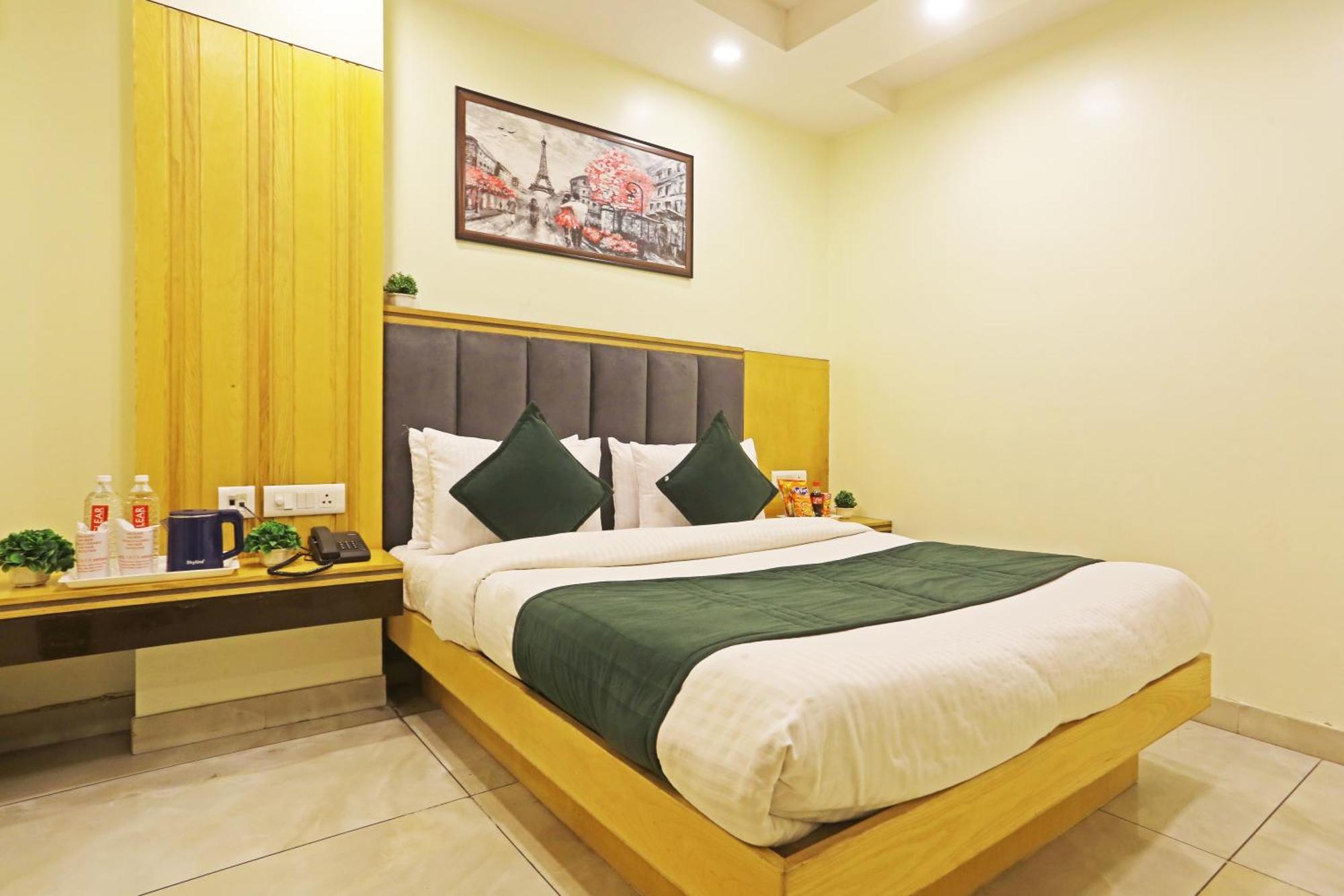 Hotel Aman Imperial Just A Minute Away From Railway Station And Connaught Place 4*