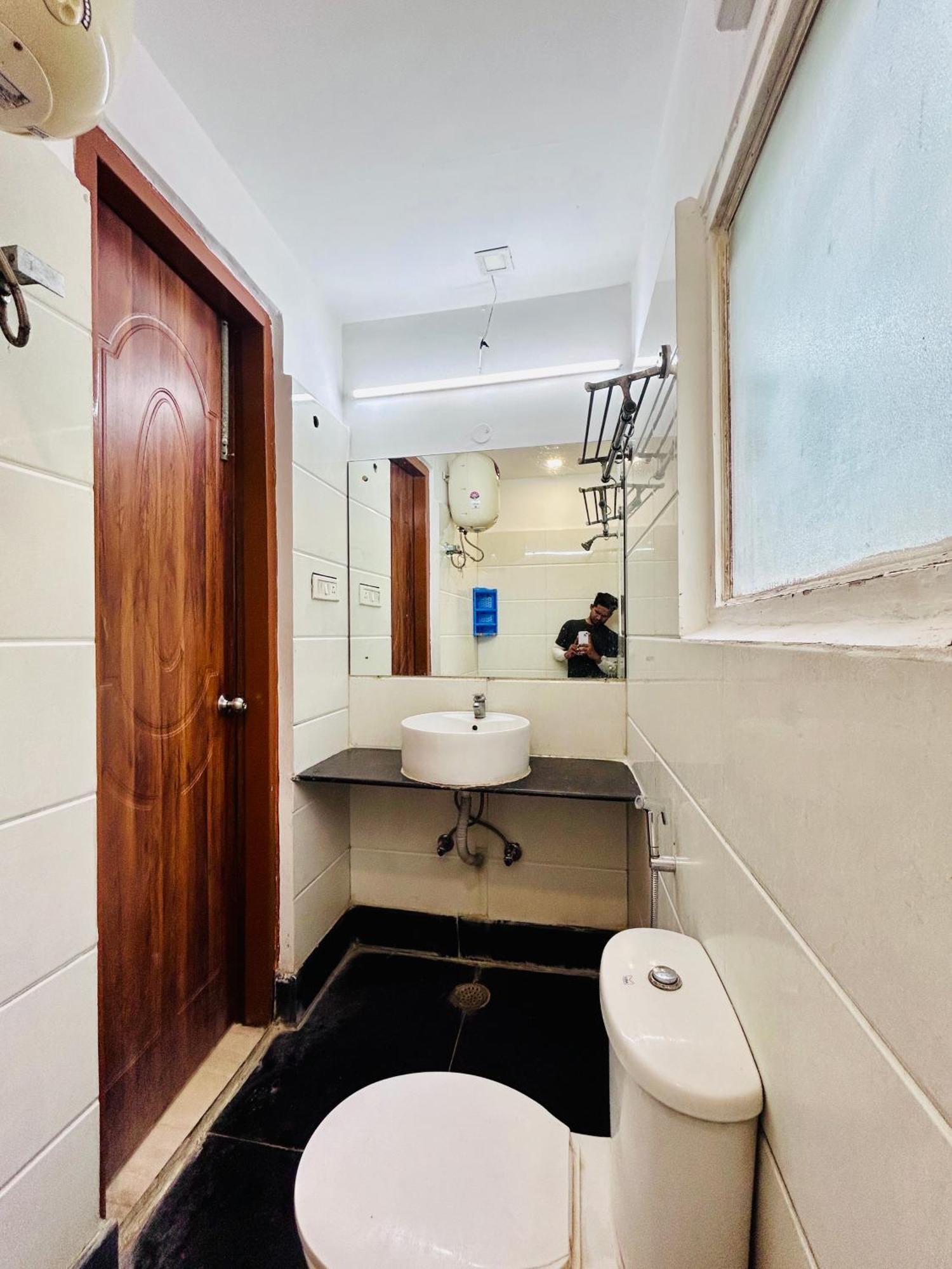 Satwah Just 10 Minute Away Form Nizamuddin Railway Station Hotel