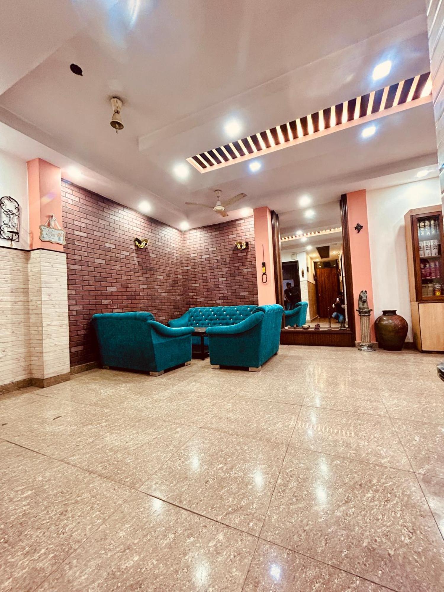 Satwah Just 10 Minute Away Form Nizamuddin Railway Station 4*