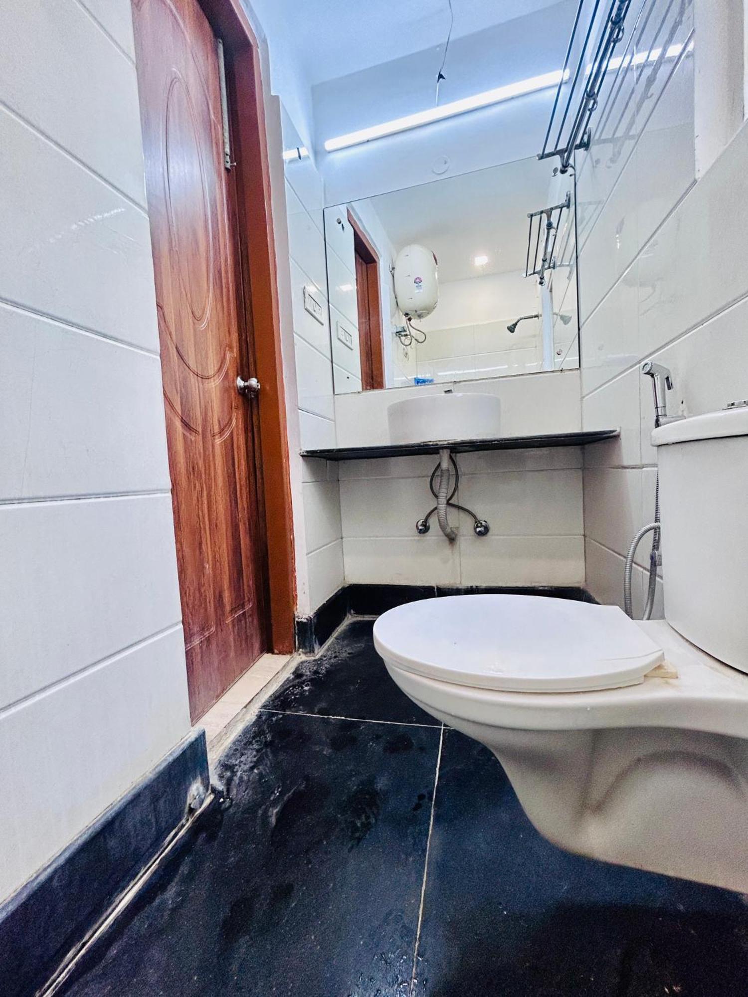 Hotel Satwah Just 10 Minute Away Form Nizamuddin Railway Station
