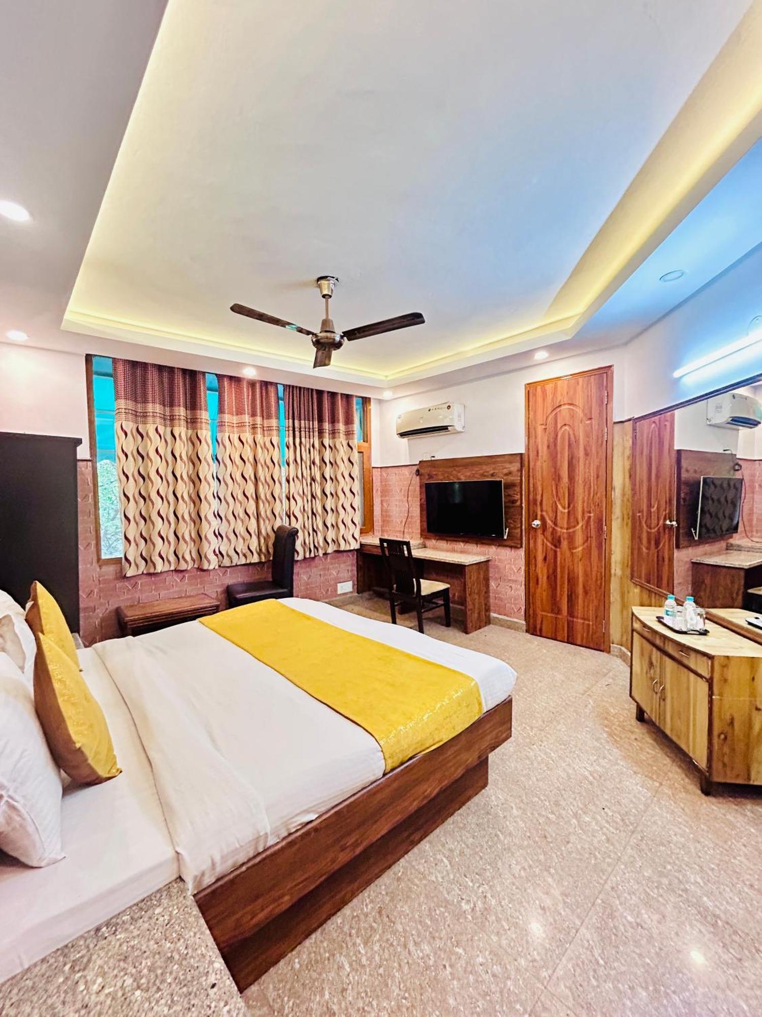 Hotel Satwah Just 10 Minute Away Form Nizamuddin Railway Station 4*