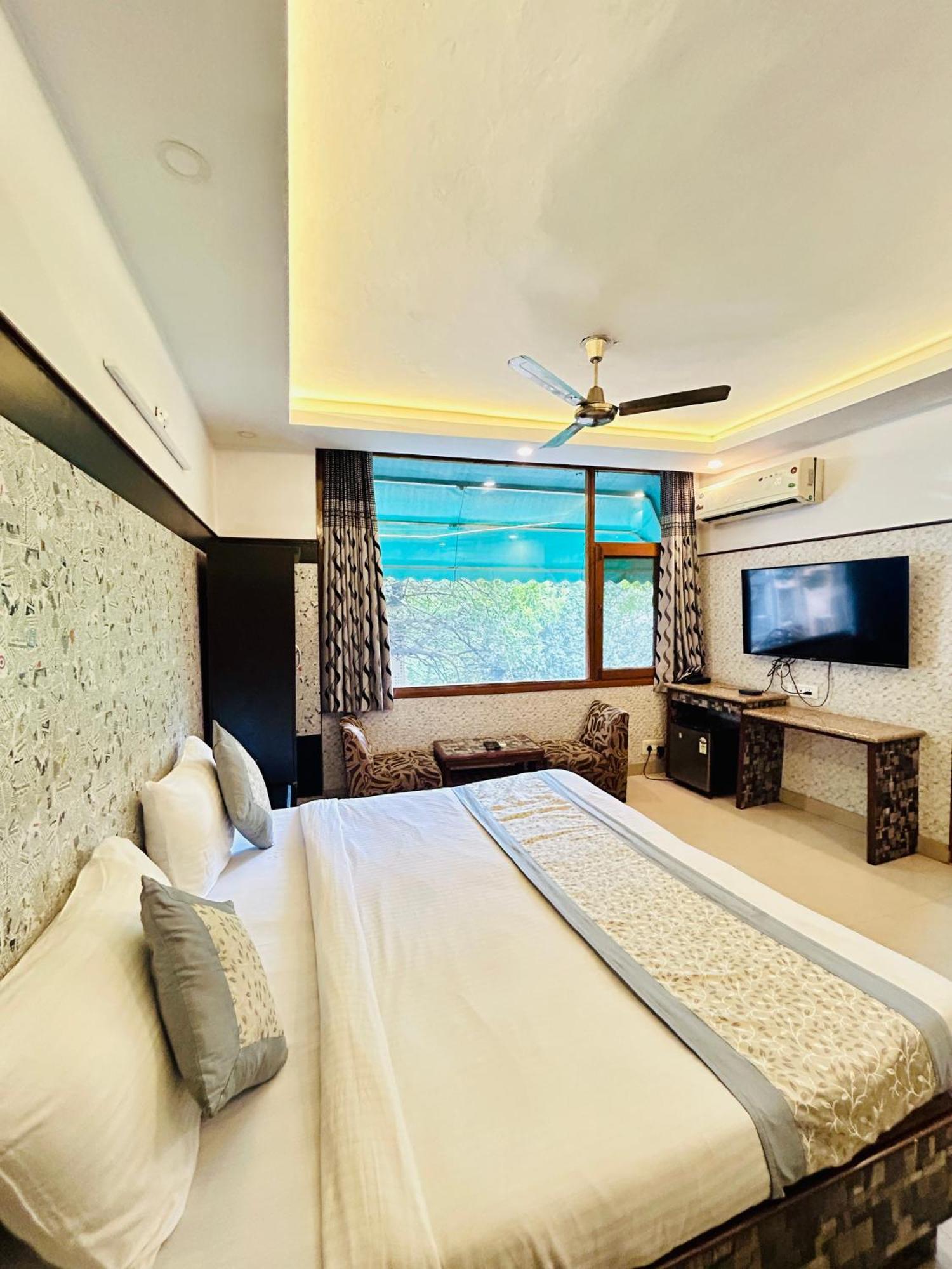 Hotel Satwah Just 10 Minute Away Form Nizamuddin Railway Station