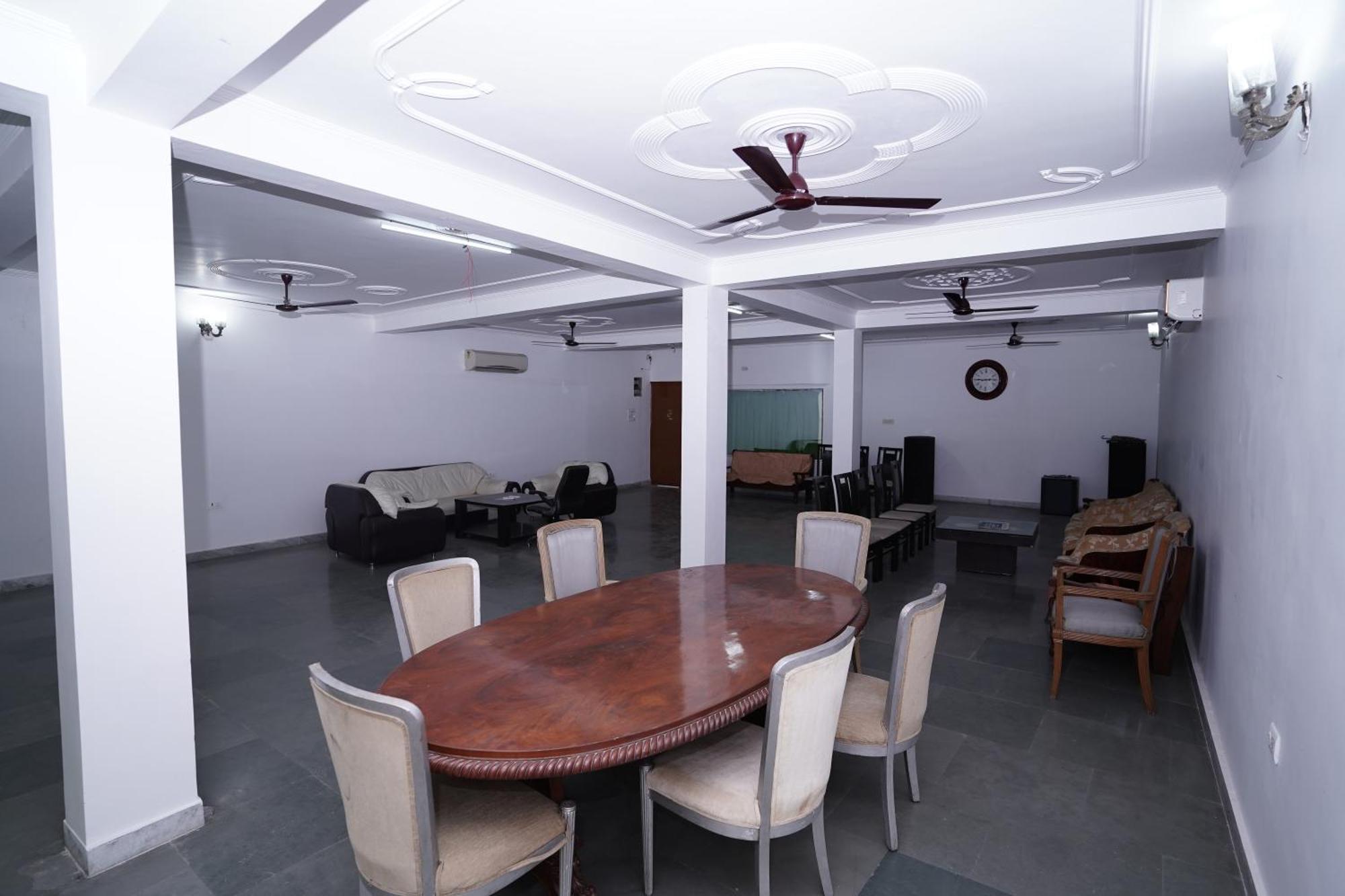 Lecston @yashobhoomi Dwarka Sector - 25 Metro Station Hotel