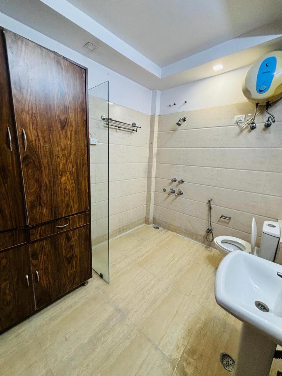 Satwah Just 10 Minute Away Form Nizamuddin Railway Station 4*