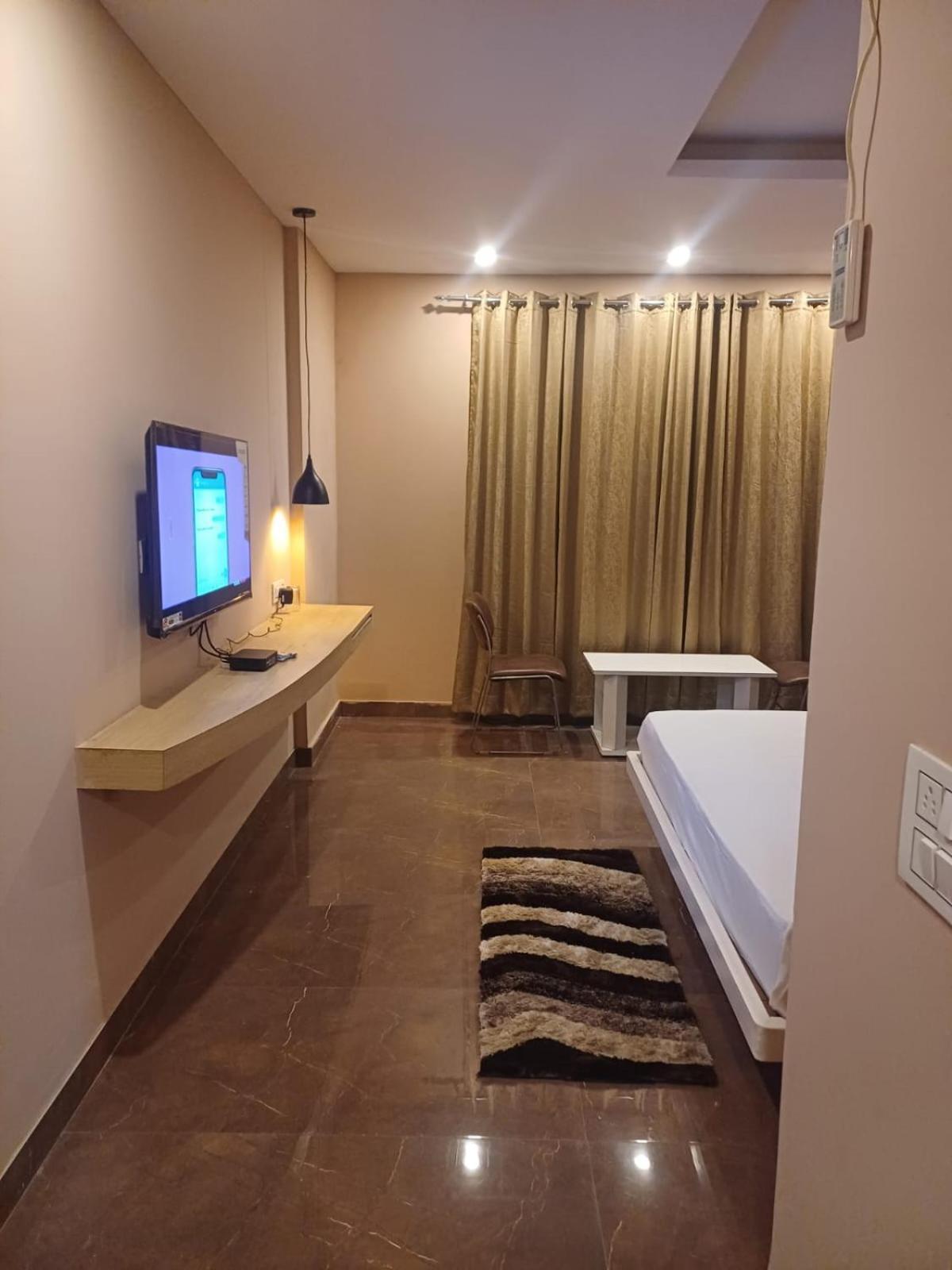 Gautams And Hotel 3*