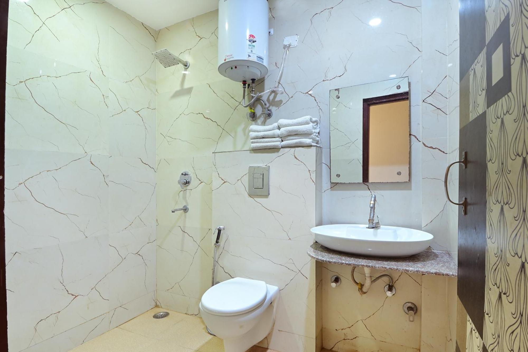 Glow Paharganj-3 Mins Walk From Railway Station Hotel