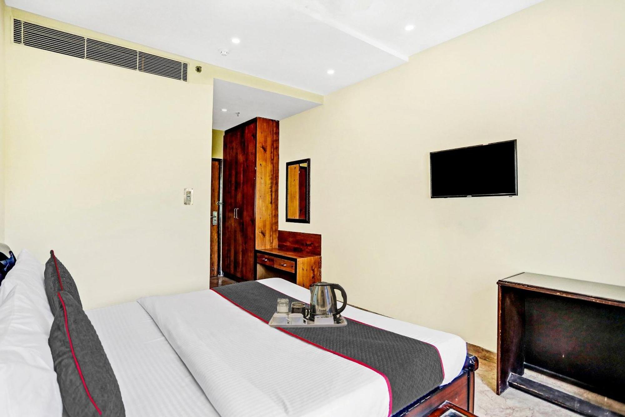 Townhouse Prakash Continental Near Netaji Subhash Place Metro Station 4*