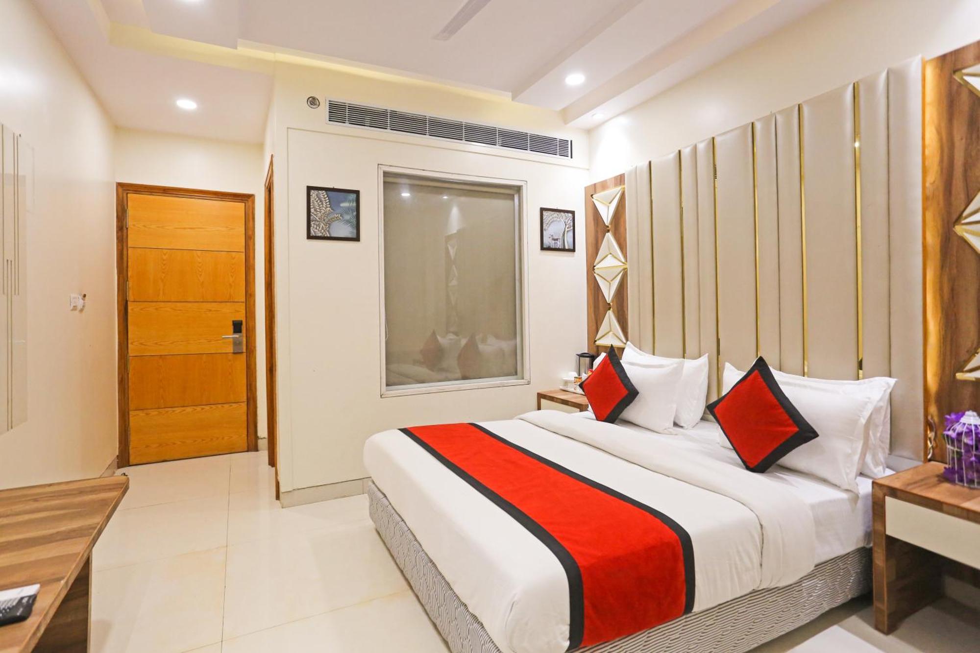 Hotel Worth Newly Bulit - New Delhi