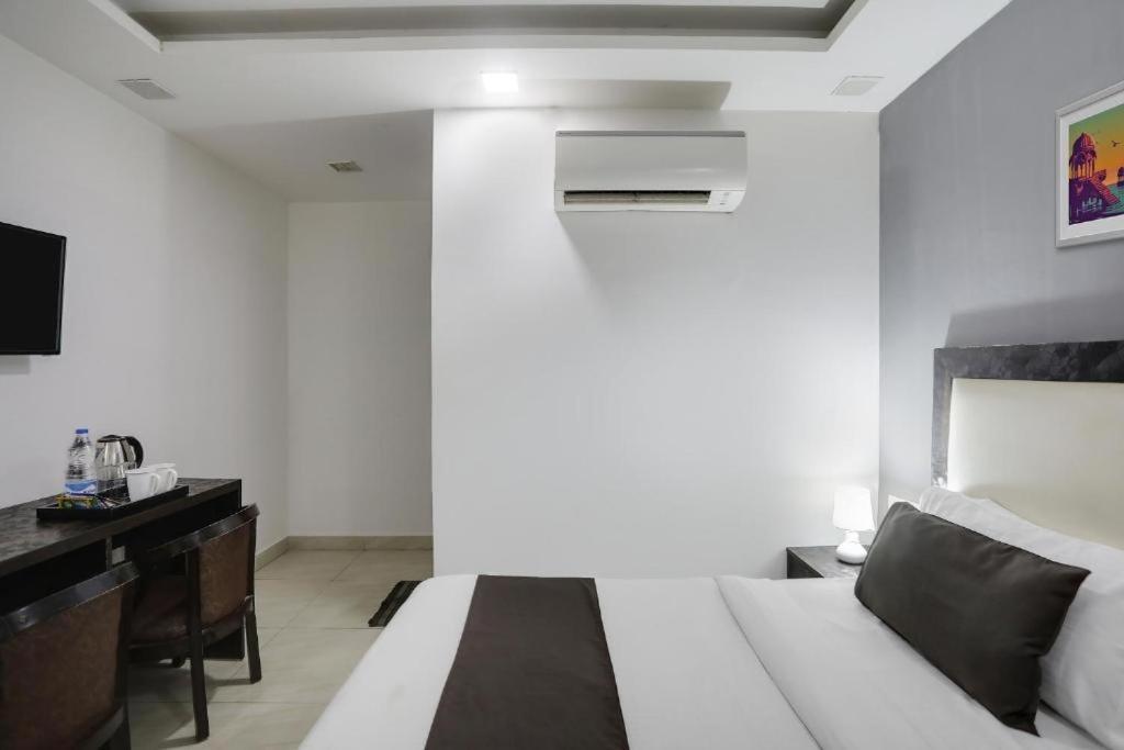 Hotel Anand Mukesh Residency New Delhi