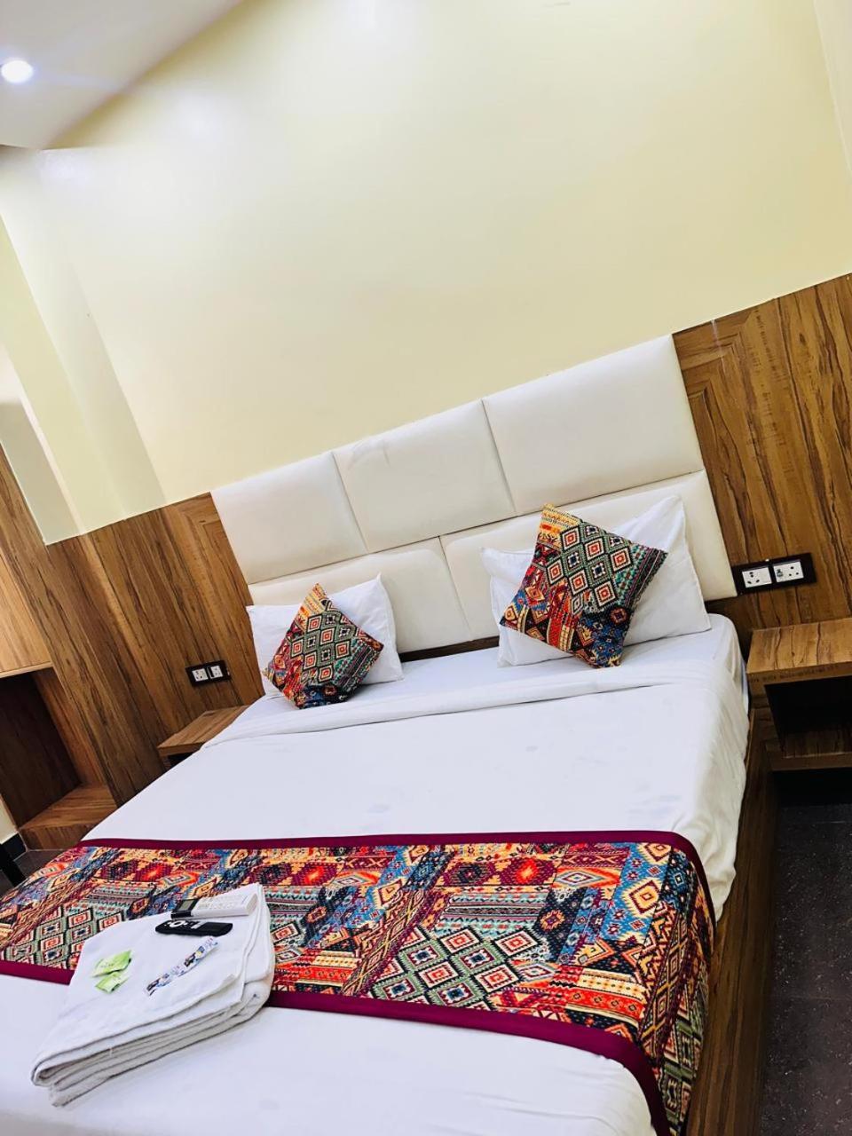 Hotel Re Pose Near Railway Station 3*