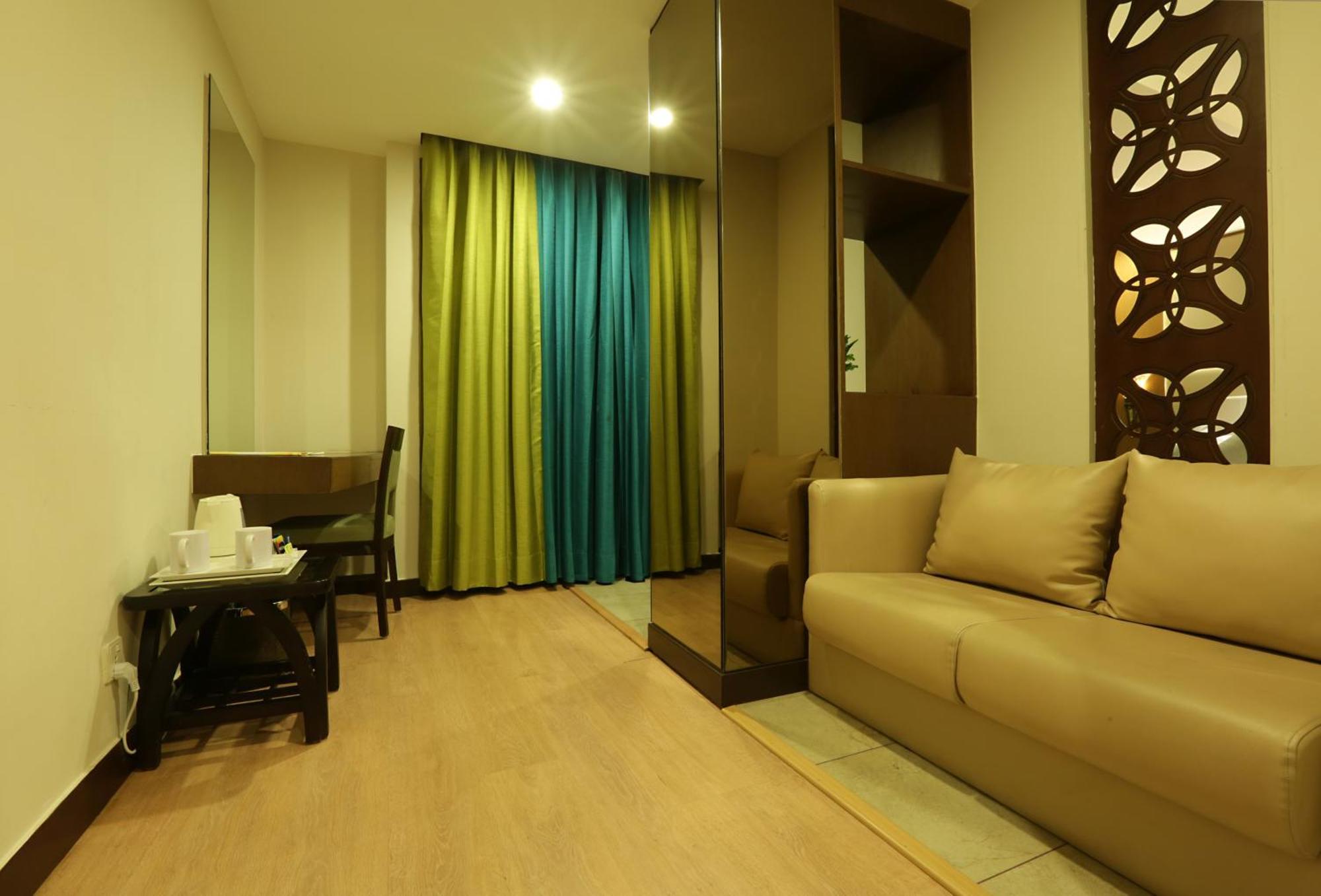 Oxmo Delhi Airport Hotel 4*