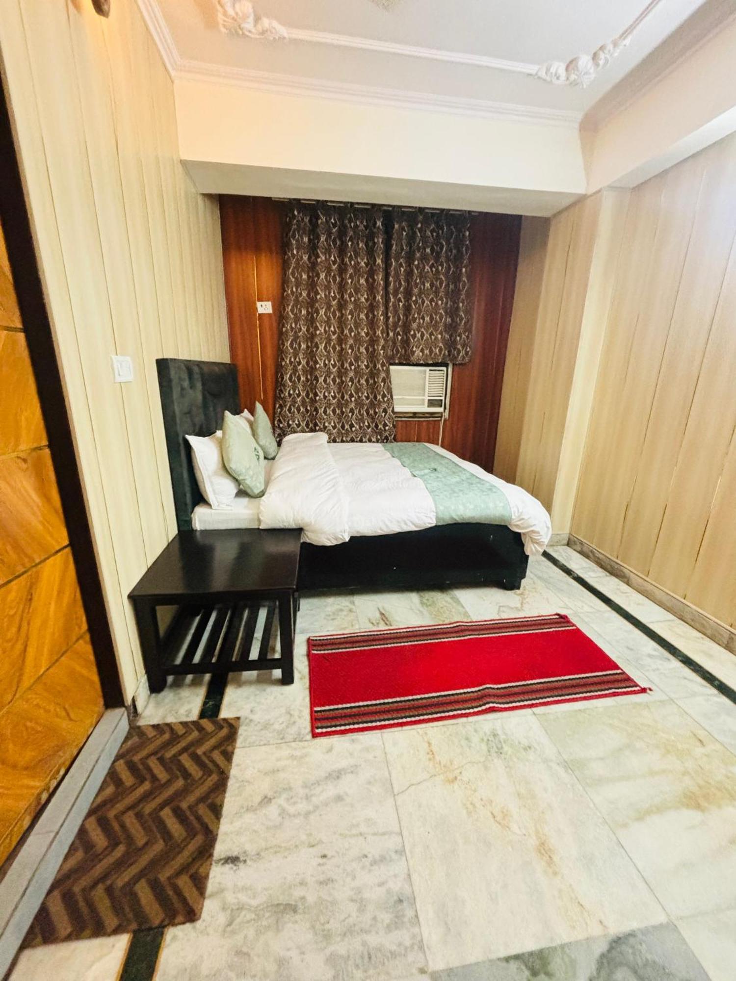 Bed & Breakfast The Aziz Residency New Delhi