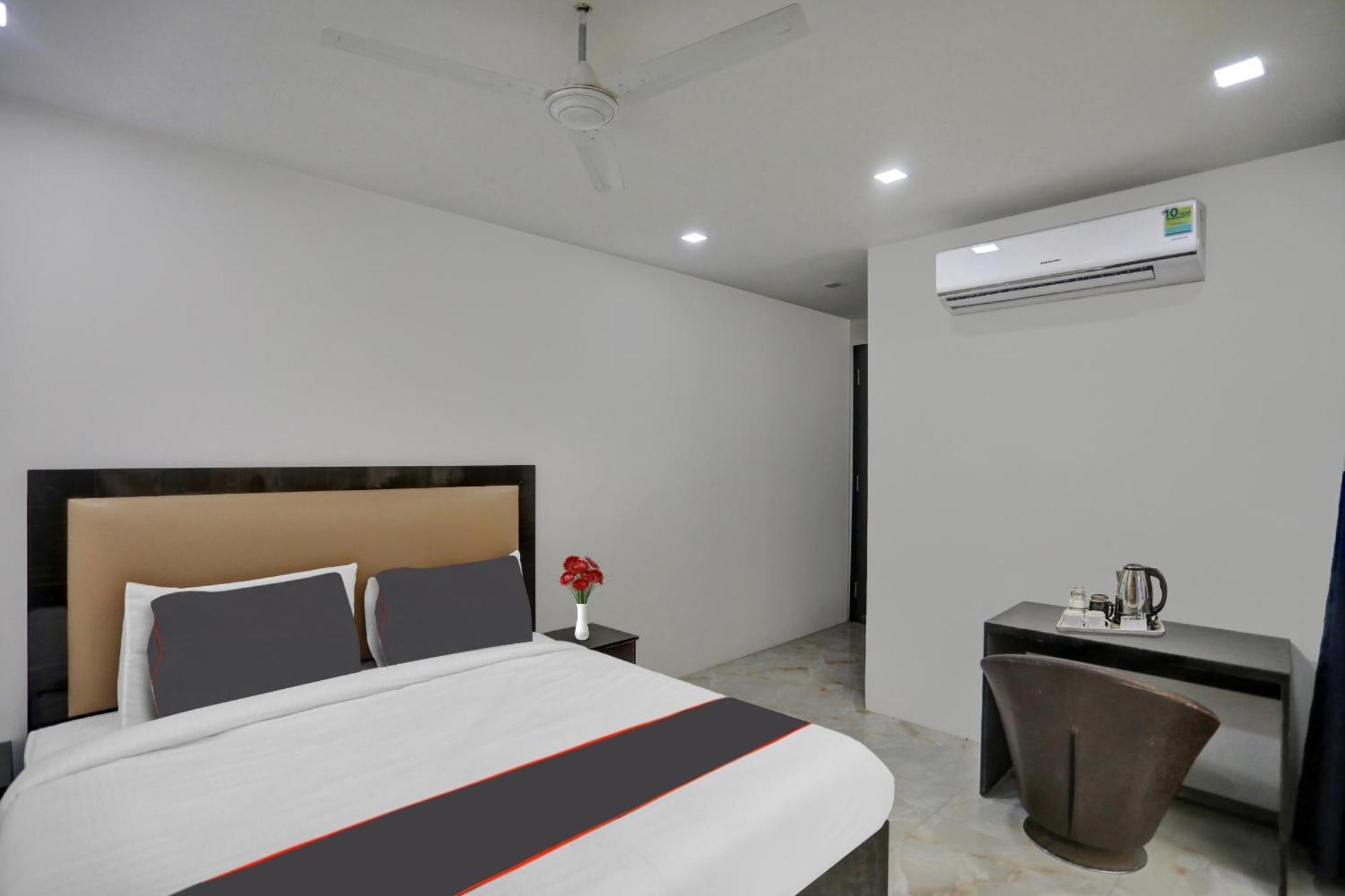 Super Townhouse The Arrow Near Lotus Temple Hotel 4*