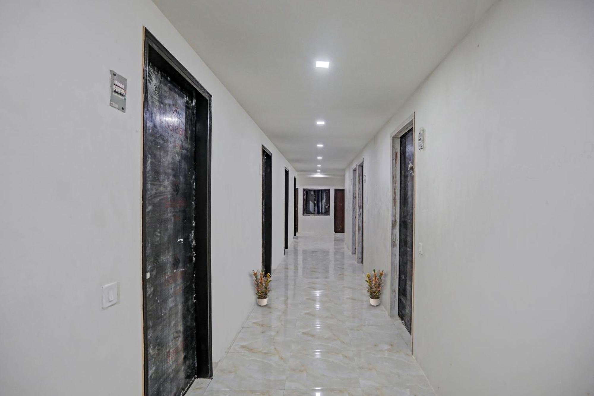 Super Townhouse The Arrow Near Lotus Temple Hotel 4*