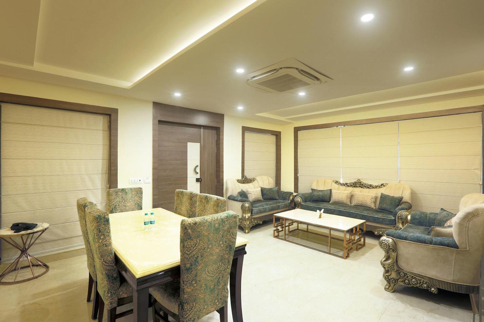 Cardinal Oxmo Delhi Airort 4*