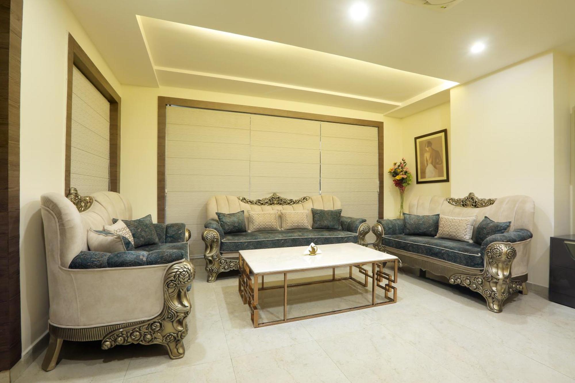 Cardinal Oxmo Delhi Airort 4*