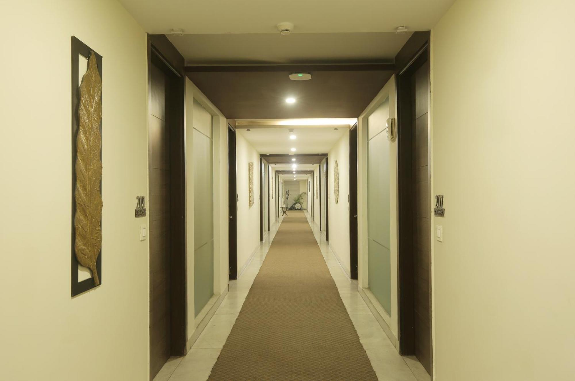 Hotel Suryaa Palace By East End Delhi Airport 4* New Delhi