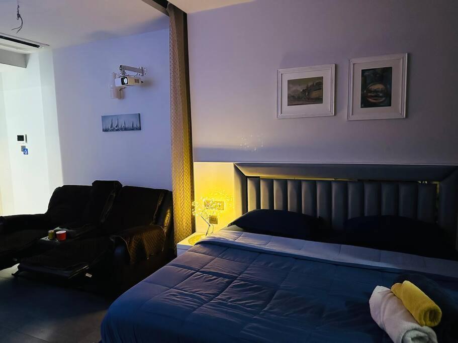 Private Theatre At Supernova 38th Floor Apartment New Delhi
