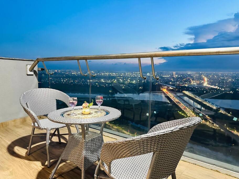 Apartment Private Theatre At Supernova 38th Floor New Delhi