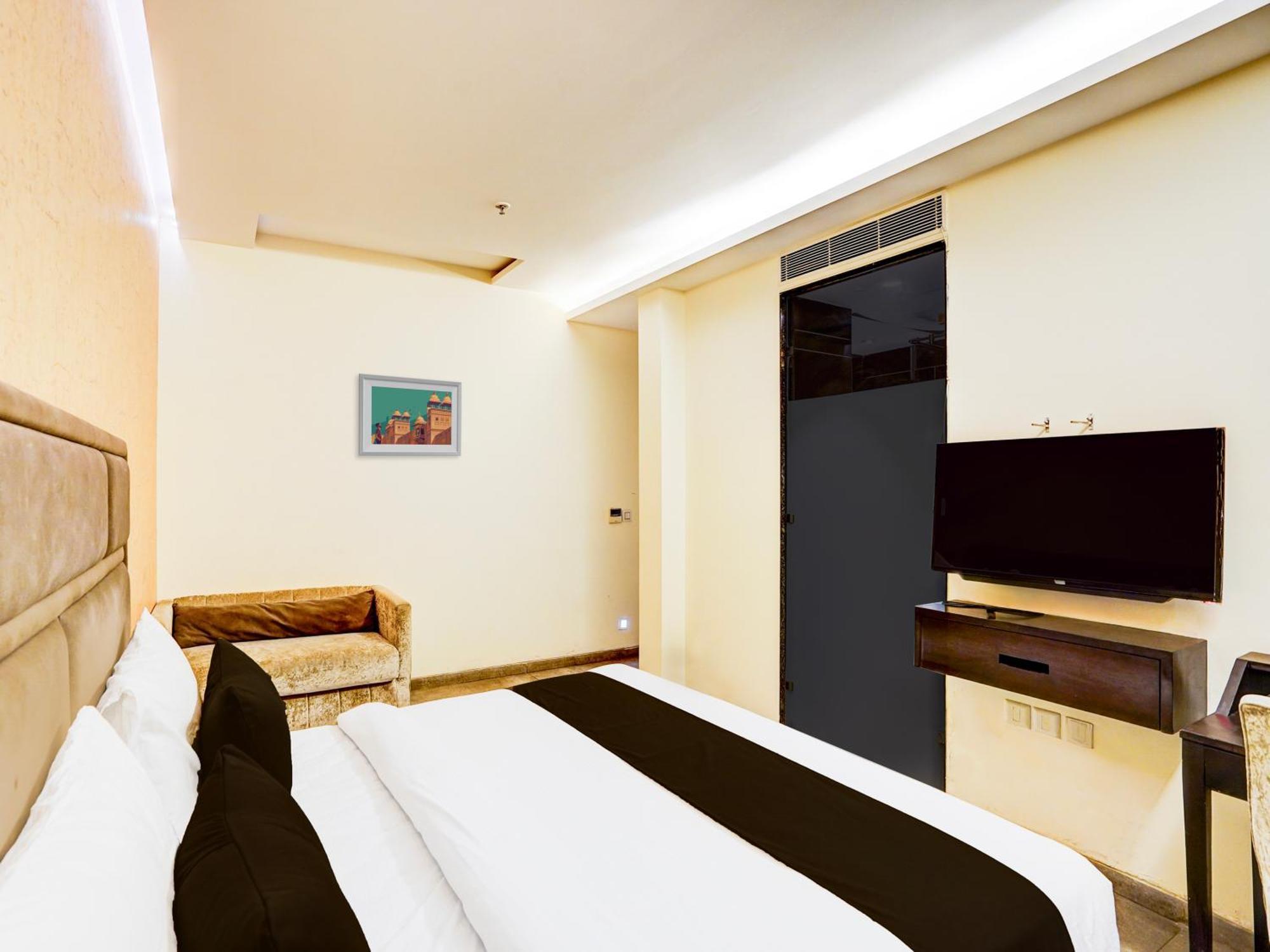 Super Townhouse Pitampura West Enclave Hotel 4*