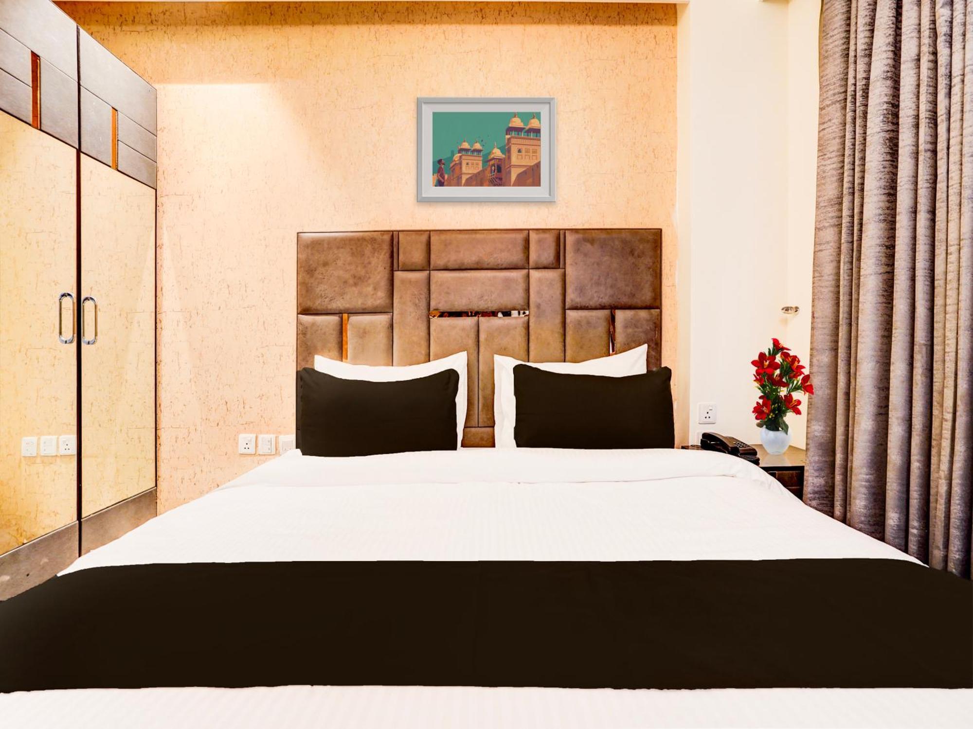 Super Townhouse Pitampura West Enclave Hotel