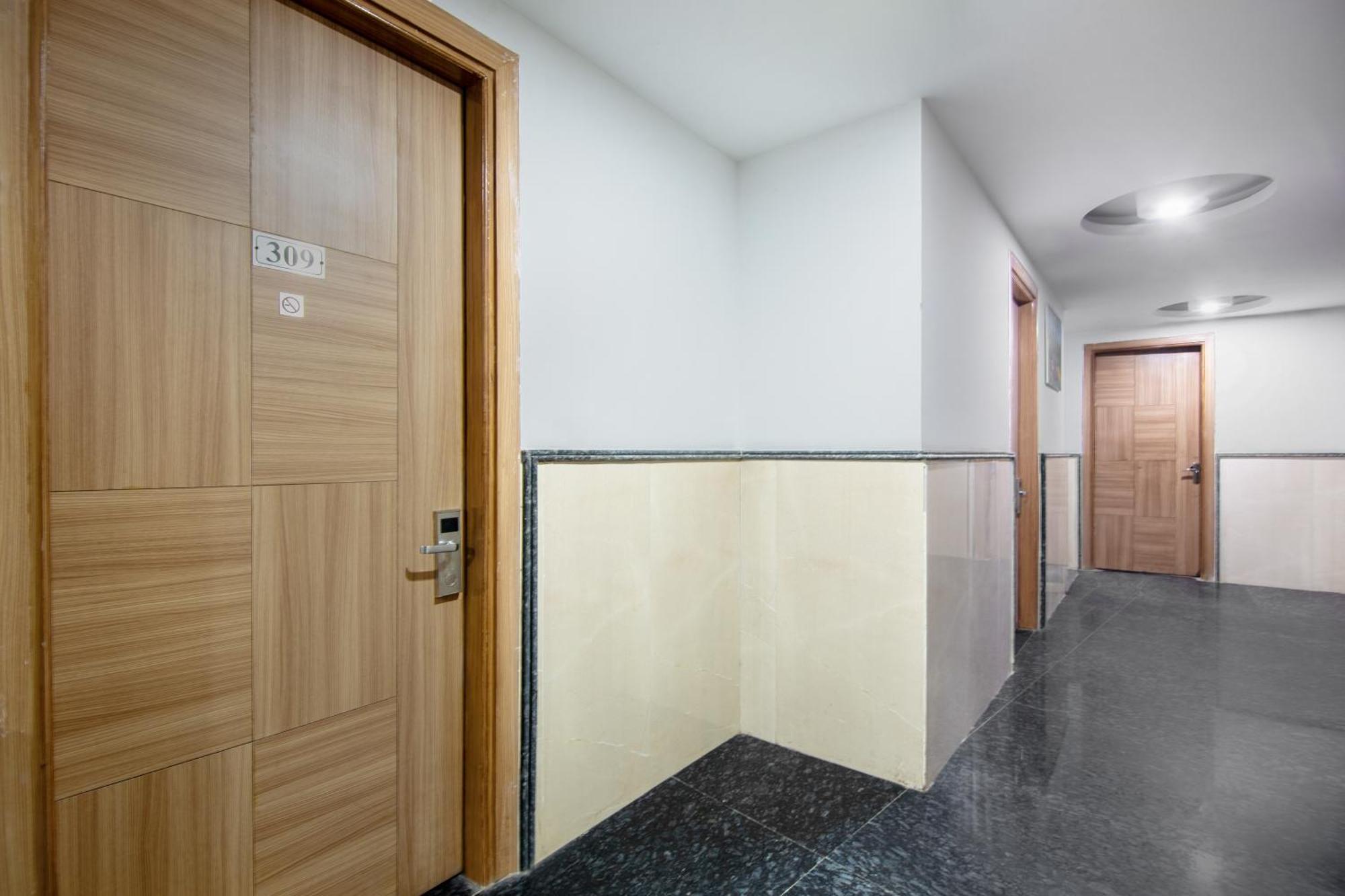Hotel Lohmod At National Highway 8 - Free Airport Transffer 3*