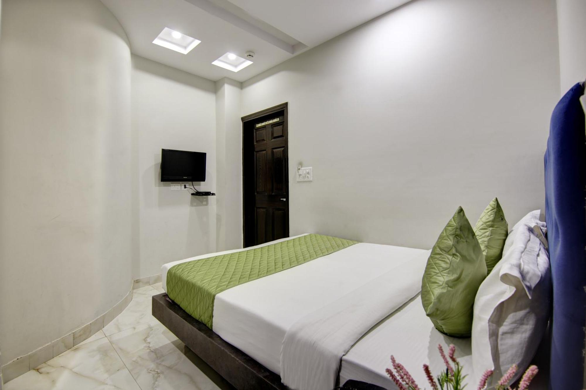 S B Near Railway Station Paharganj Hostel *