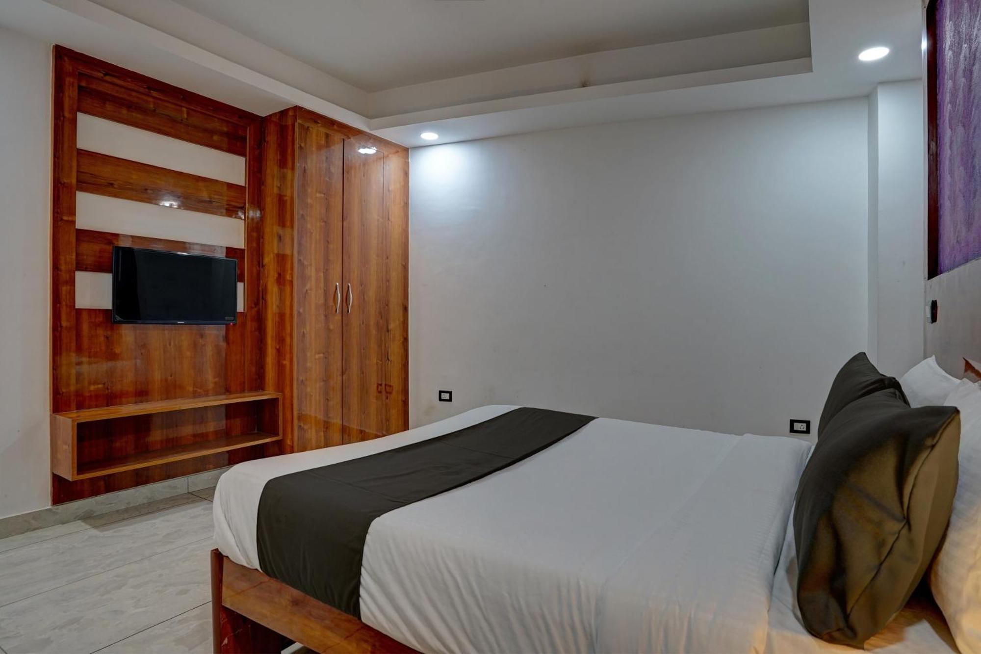 Caves International Near Igi Airport Delhi Hotel 4*