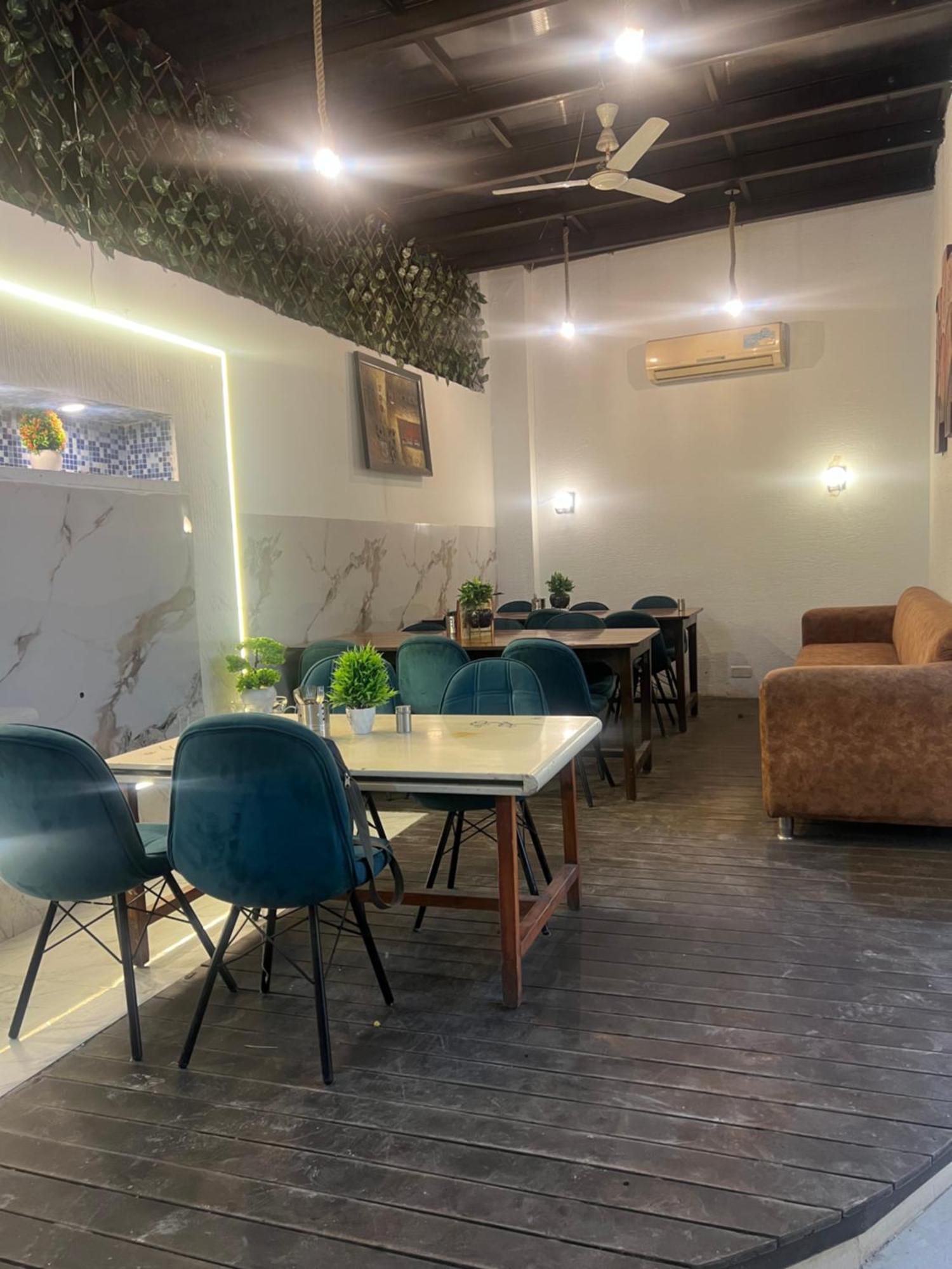 Taksh Hhr, Karol Bagh, Metro Station 3*
