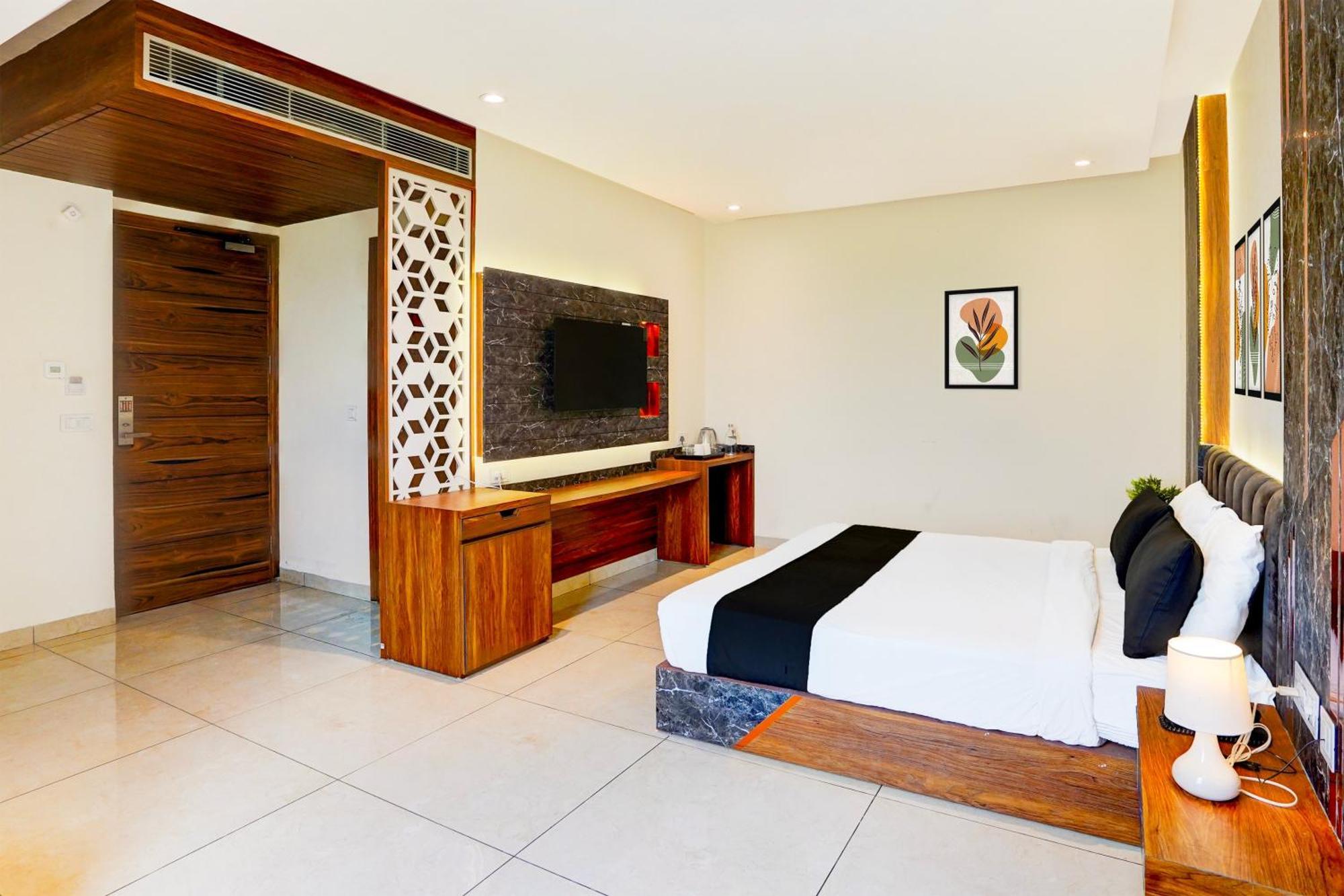 Tela International Near Delhi Airport Hotel 4*