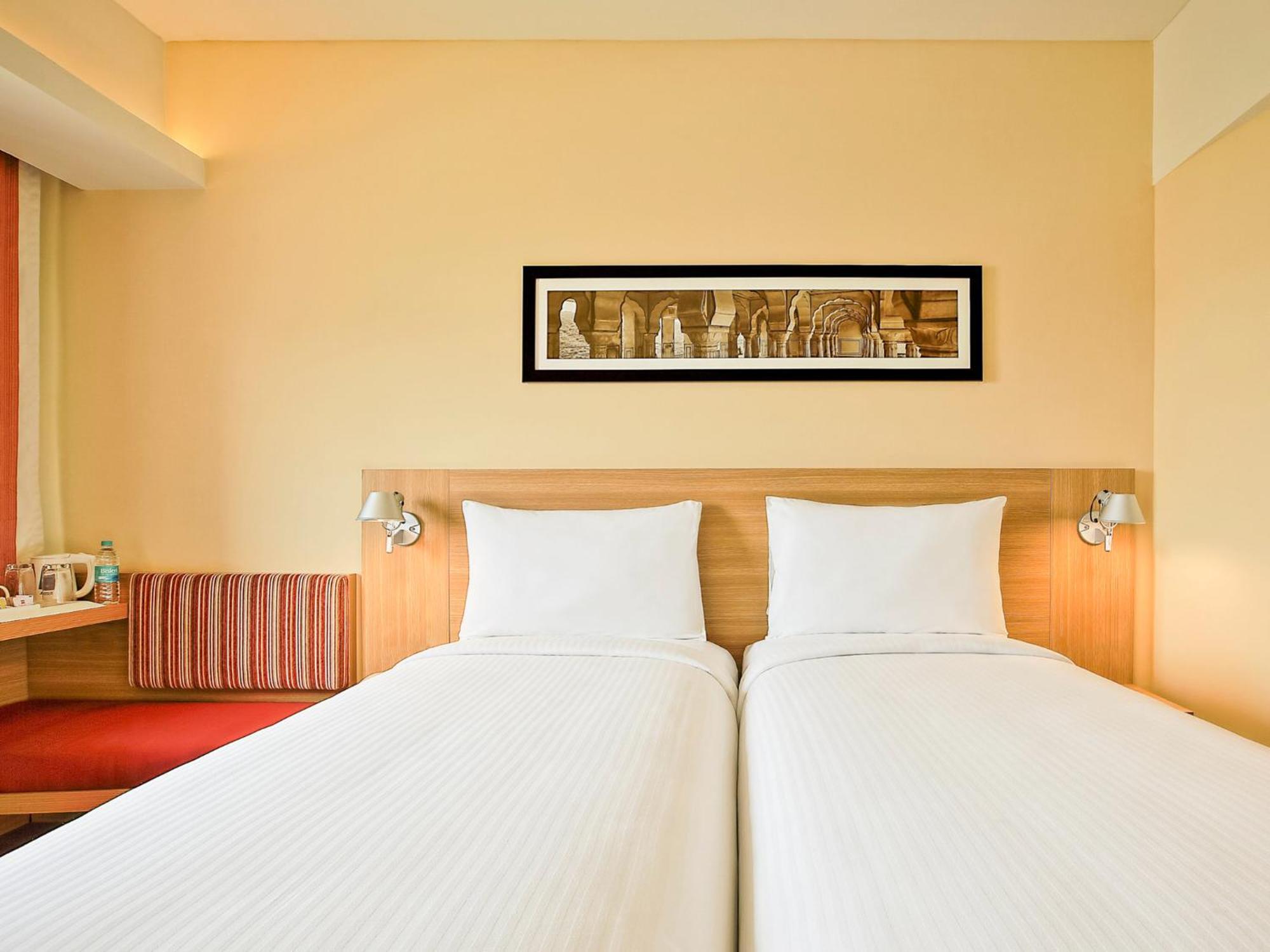 Hotel Pacefic Near Delhi Airport 4*