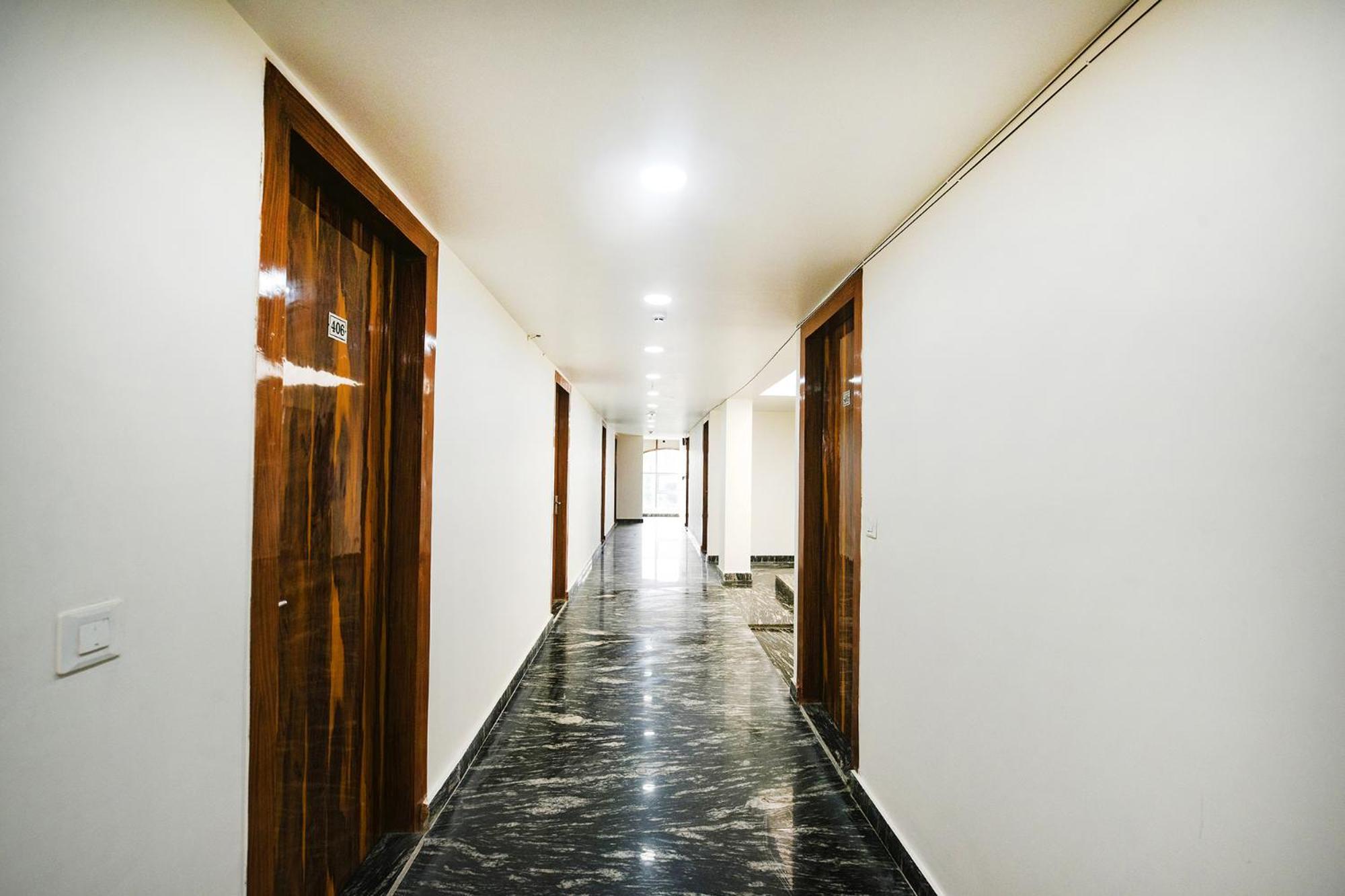 Fabhotel Mona Continental - Nr Laxmi Nagar It Hub 3*