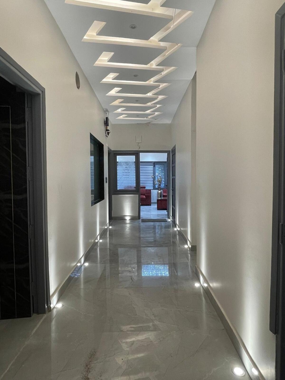 Amazing 3bhk Near Airport With Jacuzzi & Private Pool In Punjabi Bagh * New Delhi