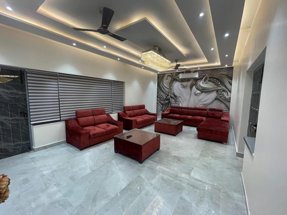 Amazing 3bhk Near Airport With Jacuzzi & Private Pool In Punjabi Bagh Holiday home *