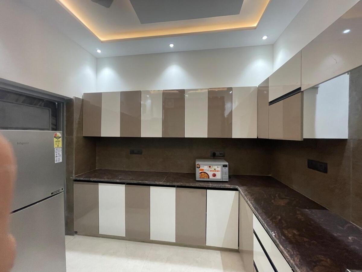 Amazing 3bhk Near Airport With Jacuzzi & Private Pool In Punjabi Bagh Holiday home *