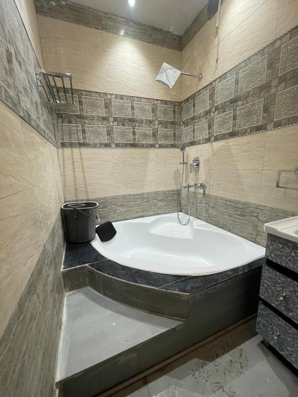 Amazing 3bhk Near Airport With Jacuzzi & Private Pool In Punjabi Bagh *
