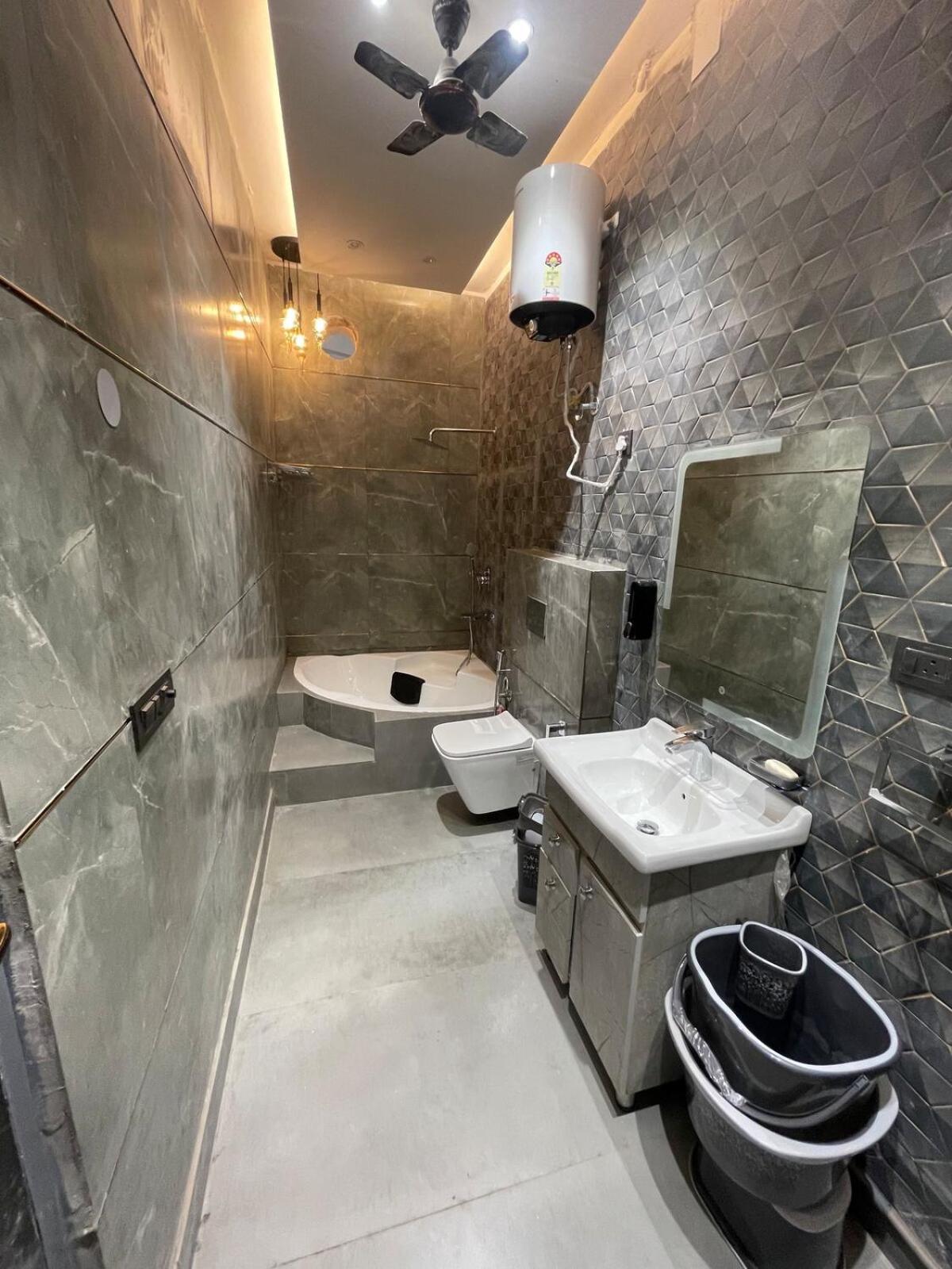 Amazing 3bhk Near Airport With Jacuzzi & Private Pool In Punjabi Bagh New Delhi