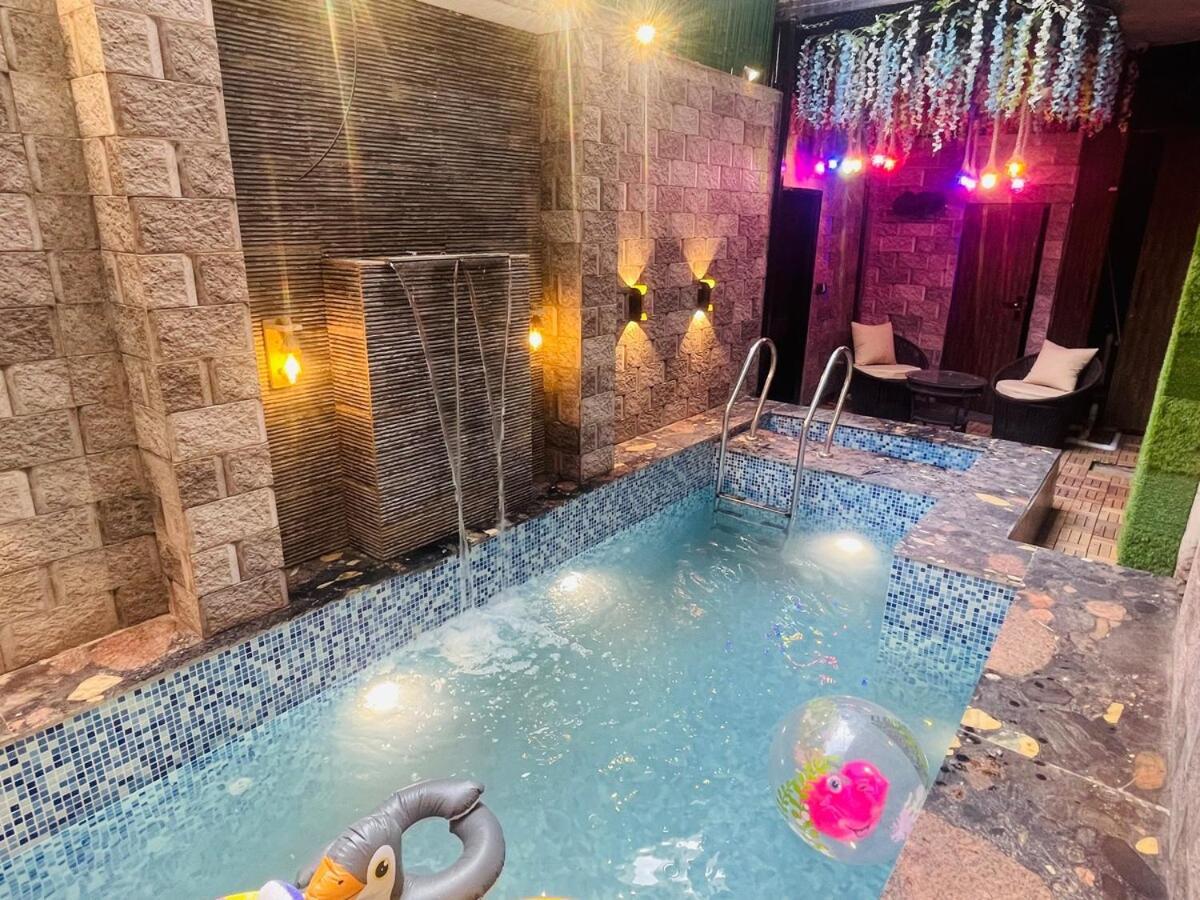 Amazing 3bhk Near Airport With Jacuzzi & Private Pool In Punjabi Bagh Holiday home