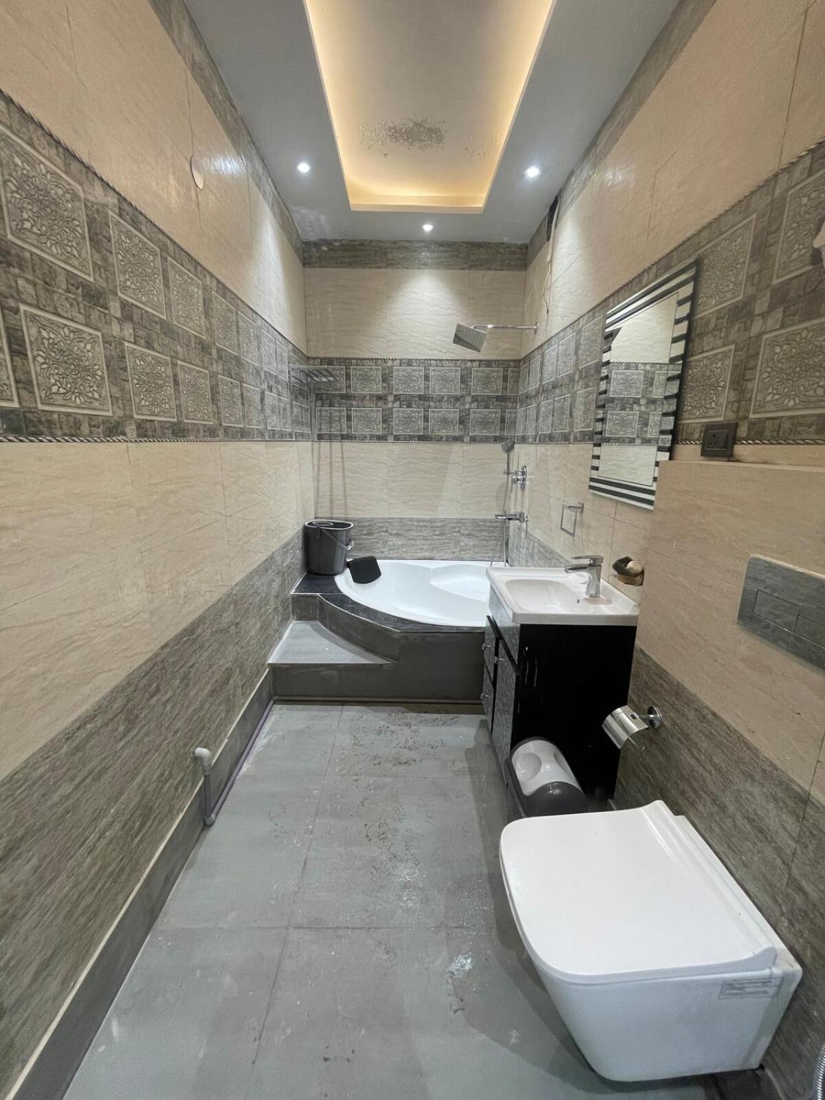 Amazing 3bhk Near Airport With Jacuzzi & Private Pool In Punjabi Bagh New Delhi