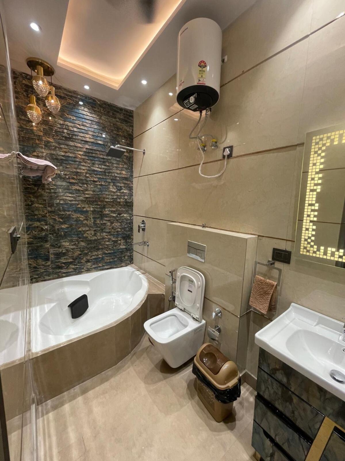 Amazing 3bhk Near Airport With Jacuzzi & Private Pool In Punjabi Bagh * New Delhi