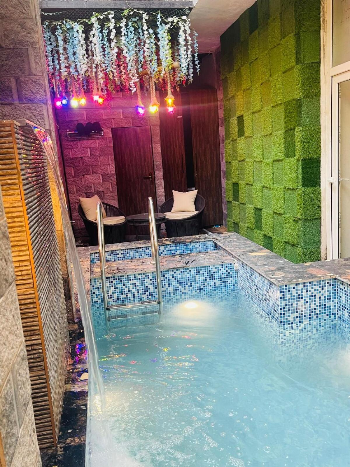 Amazing 3bhk Near Airport With Jacuzzi & Private Pool In Punjabi Bagh Holiday home