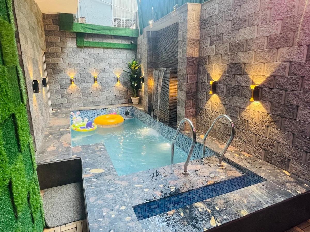 Amazing 3bhk Near Airport With Jacuzzi & Private Pool In Punjabi Bagh Holiday home