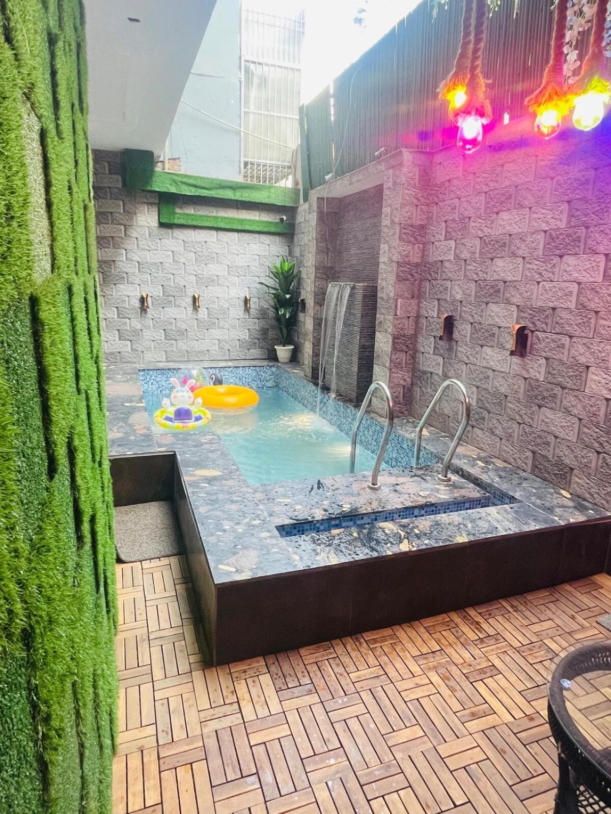Amazing 3bhk Near Airport With Jacuzzi & Private Pool In Punjabi Bagh Holiday home New Delhi