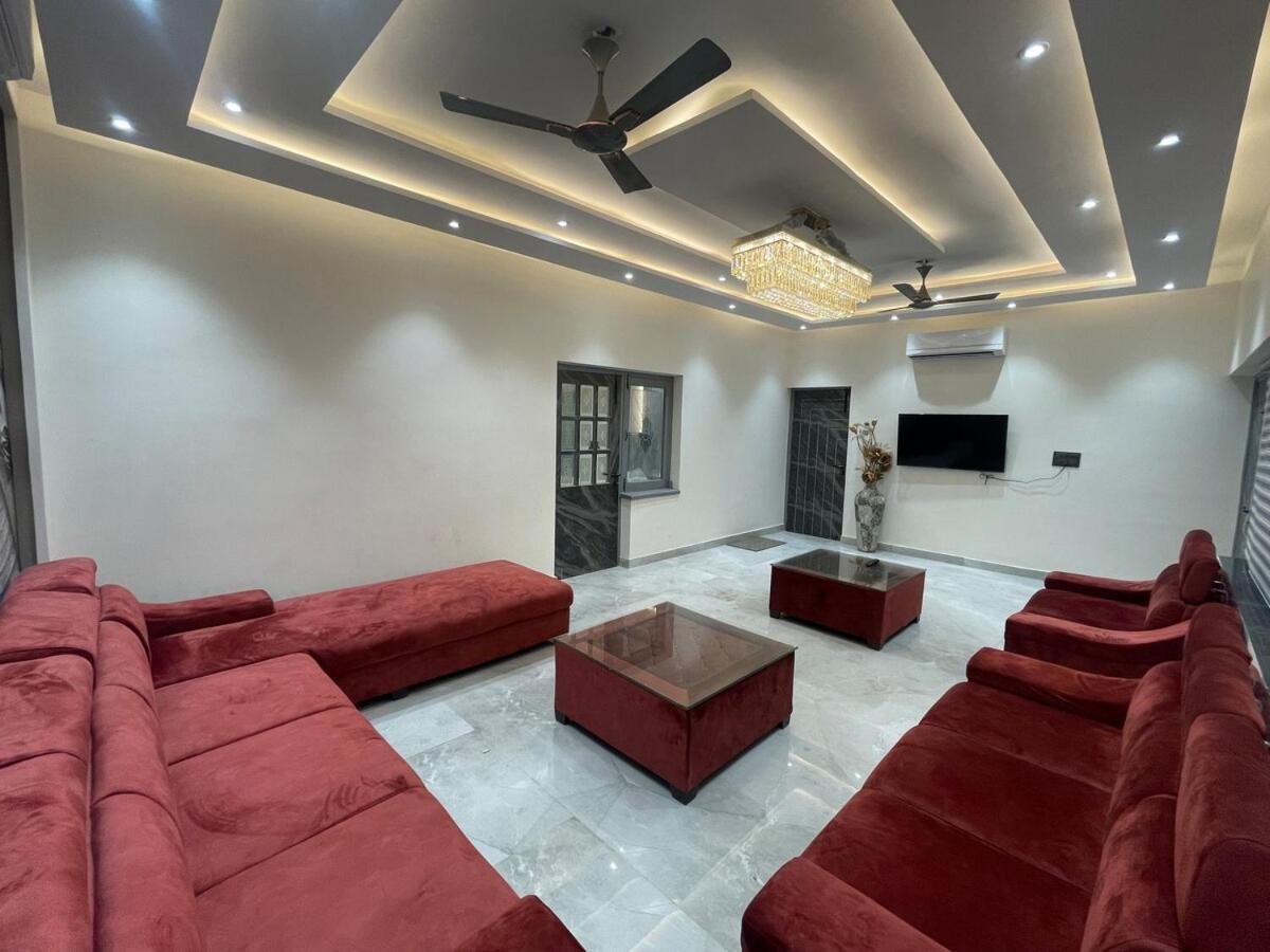 Amazing 3bhk Near Airport With Jacuzzi & Private Pool In Punjabi Bagh *