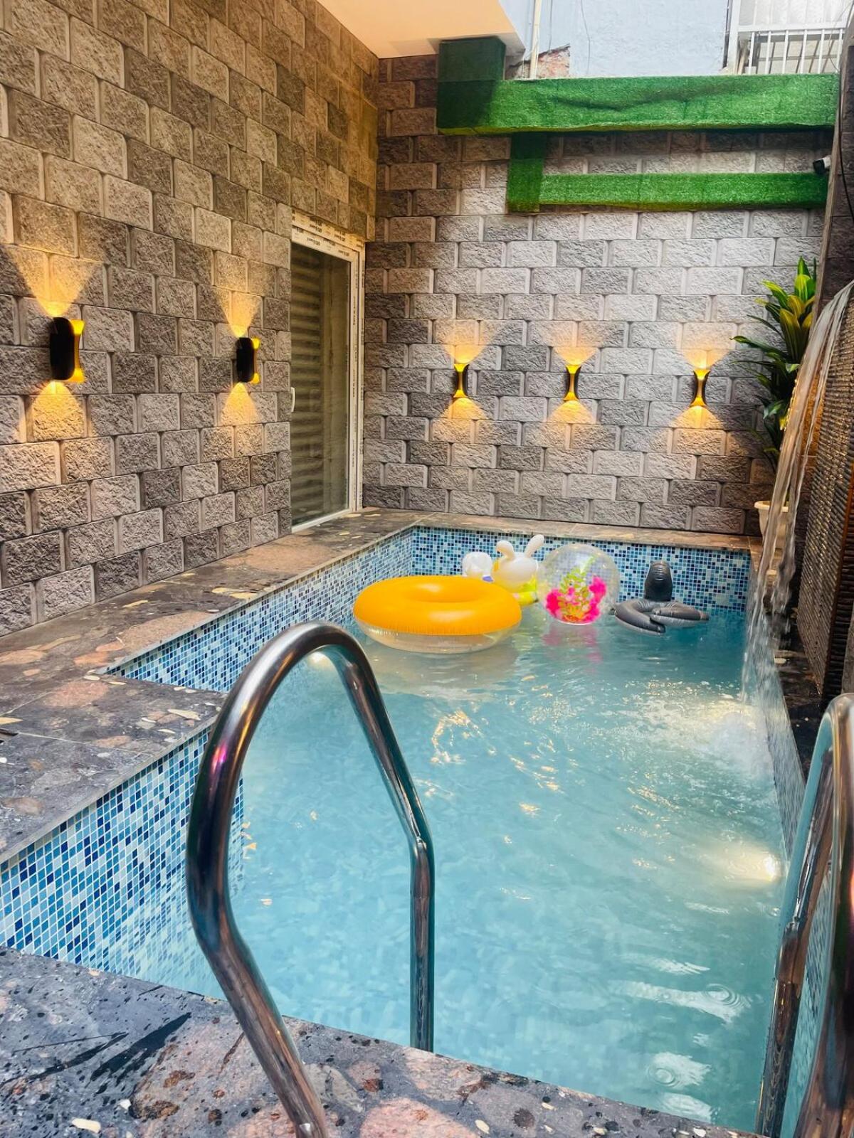 Amazing 3bhk Near Airport With Jacuzzi & Private Pool In Punjabi Bagh Holiday home *