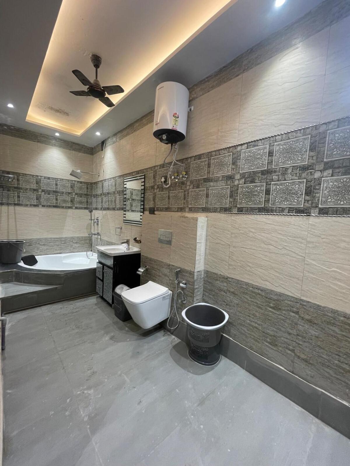 Amazing 3bhk Near Airport With Jacuzzi & Private Pool In Punjabi Bagh New Delhi