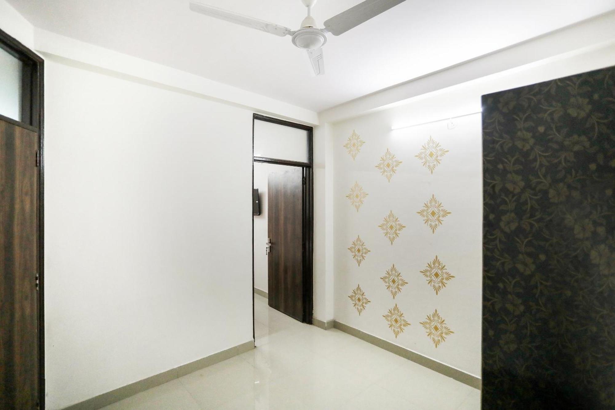 Hotel O Park Near New Ashok Nagar Metro Station 3*