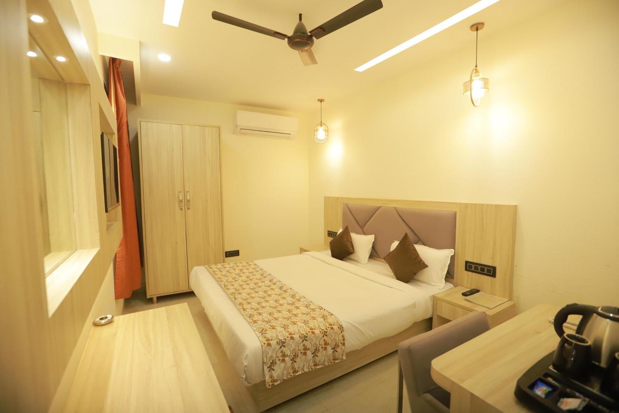Zed - Near Delhi Airport 3*