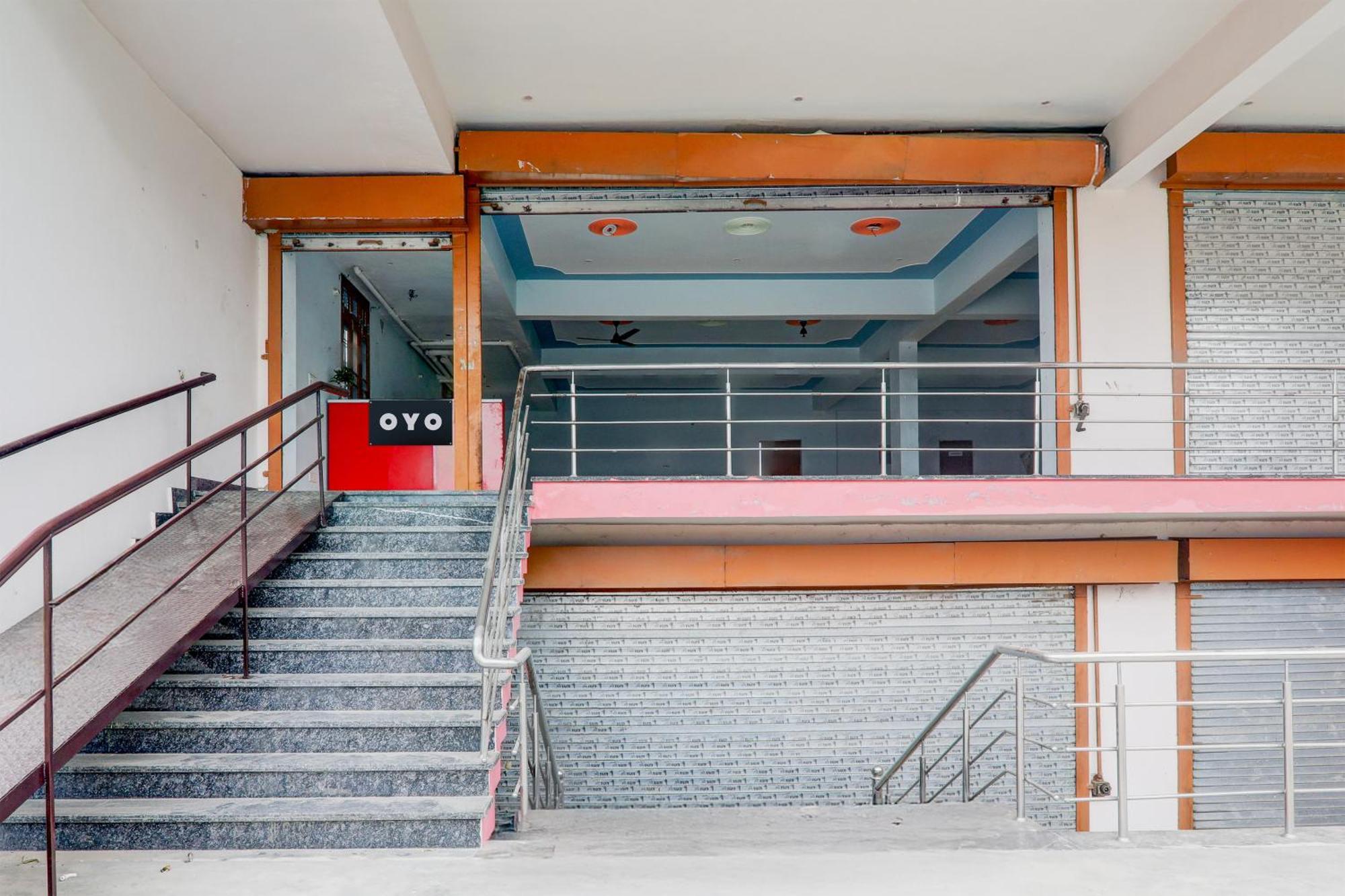 Super Townhouse Gujranwala Town Near Model Town Metro Station Hotel *